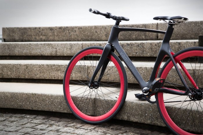 Moderný uhlíkový bicykel Vanhawks Valor má počítadlo kalórií vanhawks-valor-carbon-bike-inteligentný-systém-s-trasou-skladovanie