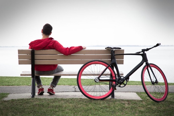 Karbónový bicykel so systémom proti krádeži, navigačné šípky zabudované v riadidlách Vanhawks-valor-uhlíkový-bicykel-so-senzormi-bluetooth-GPS
