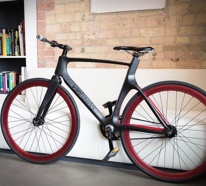 Inteligentný bicykel Vanhawks Valor s vláknami C s LED diódami zabudovanými v riadidlách Carbon-bike-futuristický-dizajn-moderné-smart-funkcie