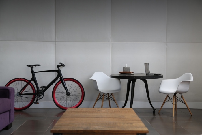 futuristický karbónový bicykel Vanhawks Valor s inteligentnými funkciami Carbon-bike-with-anti-theft-system-handlebar-built-in-navigation-arrows
