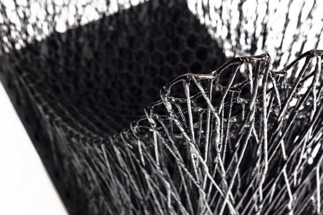 Nábytok-dizajn-inovatívny-ručne tkané-načernalé-lesklé-vlákna