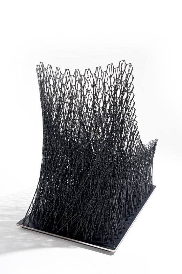 uhlíková stolička-stabilná-štruktúra-nízka-hrúbka-materiálu-hravý-tvar