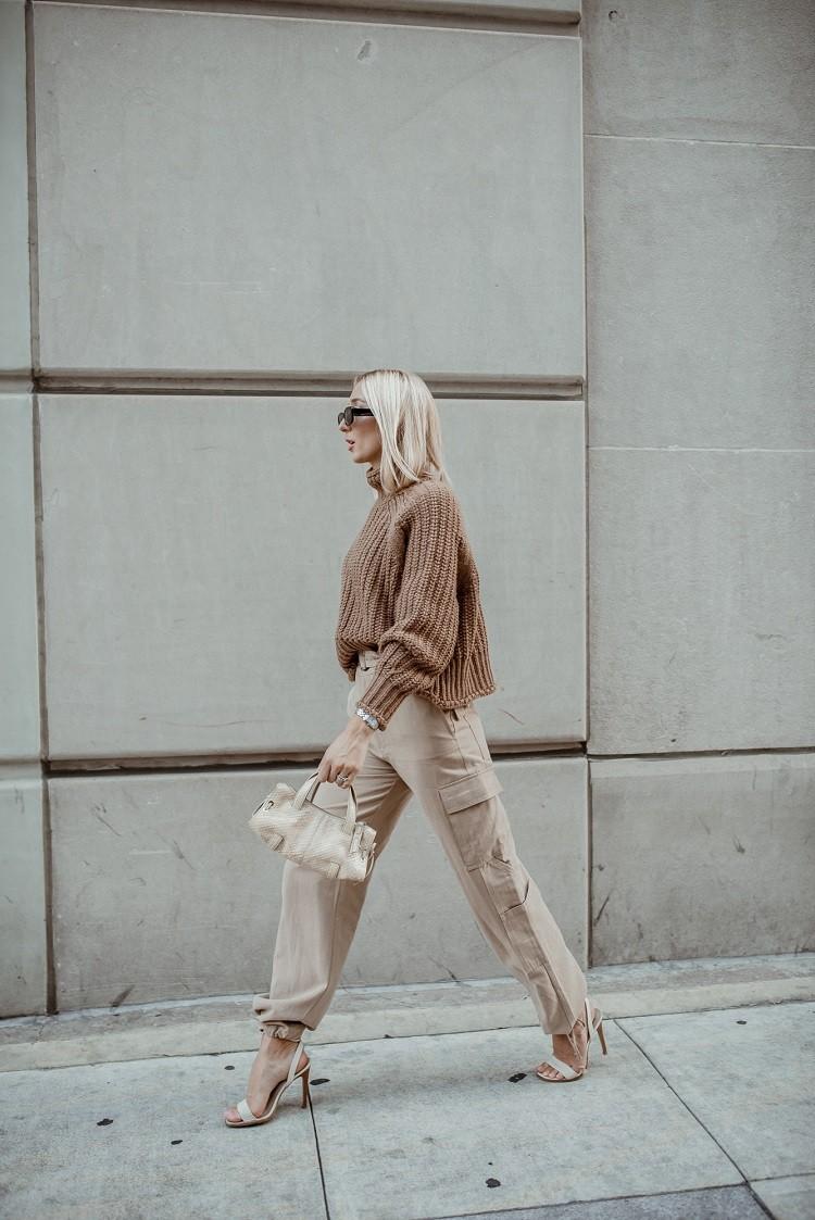 Jarné business outfity kombinujú cargo nohavice