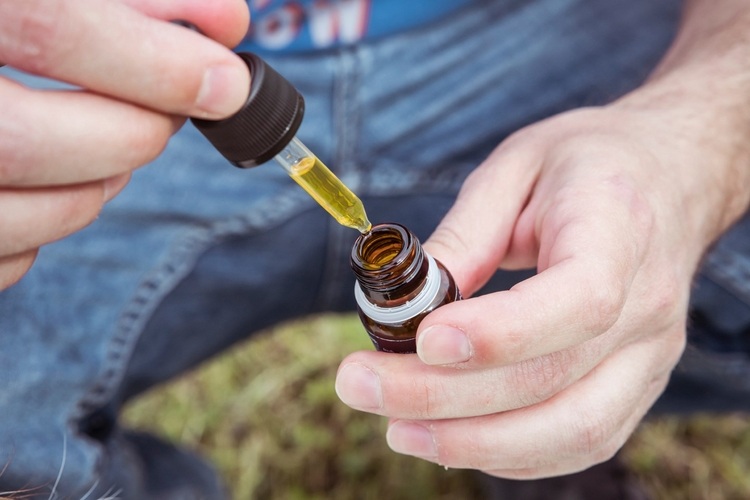 Olej CBD v tmavej fľaši s pipetou