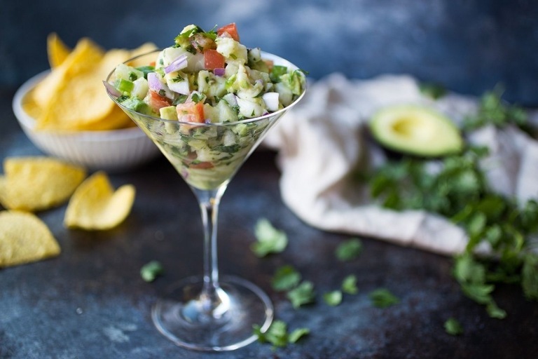 Recept na Ceviche podávajúci sklenené predjedlo