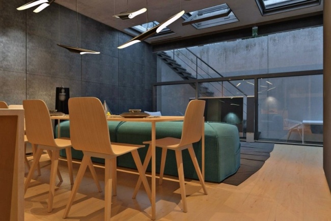 Stropné svetlá otvárajúce schodisko z dreva a prírodného kameňa