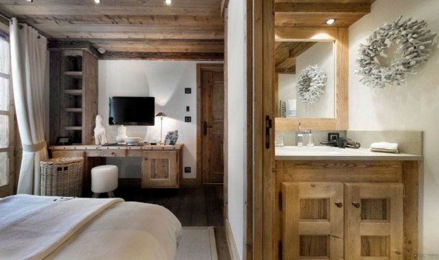 V spálni je zabudovaný toaletný stolík s dreveným stropom Toaletný stolík, toaletný stolík, drevený strop, Chalet France