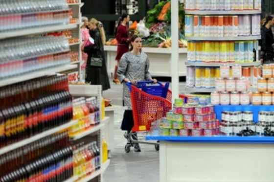 Nákupný vozík prešívaný kabát v šedej farbe od Chanel Modely-od-Chanel-v-supermarkete-nastavenie-plechoviek