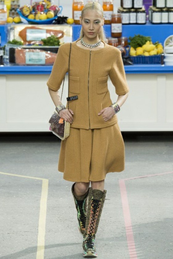 Vlnené textílie v hnedej a žltej sukni s objemom Maxi sukňa-stredne dlhá bunda-vlnená-športová obuv