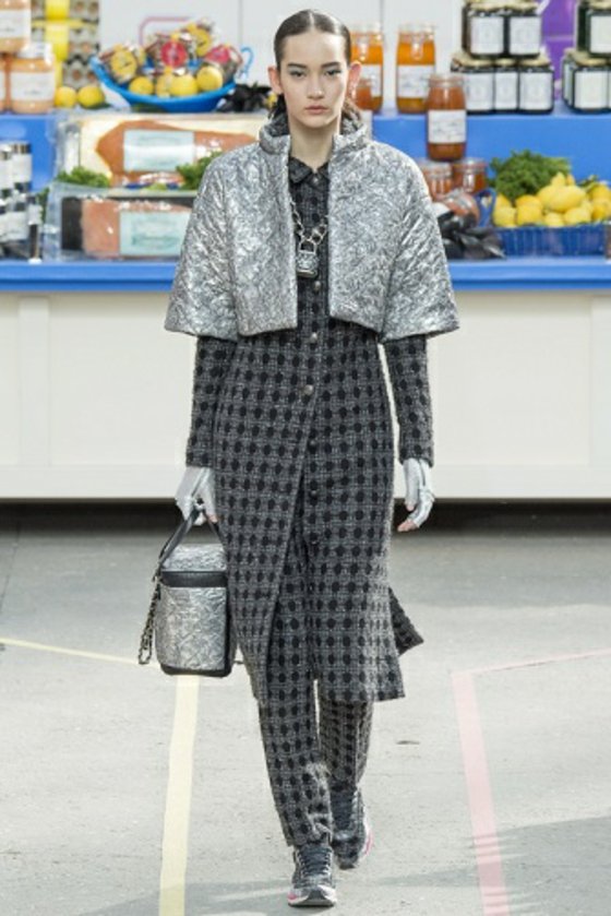 Kárované šaty s bundou typu pelerine z prešívanej látky Chanel Kabát a nohavice so symetrickými motívmi-strieborná prešívaná vesta a kabelka