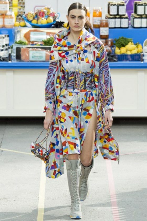 farebné symetrické textílie a textílie od Chanel Kabát-so symetrickými-rôznofarebnými motívmi-športové-čižmy-so šnúrkami od topánok