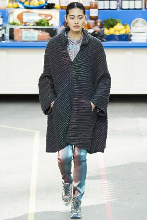 striedajúce sa farby na legínach sú široké ako pelerína od Chanel Legíny-s-kovovým vzhľadom-pelerína-s-a-haptickým vzhľadom