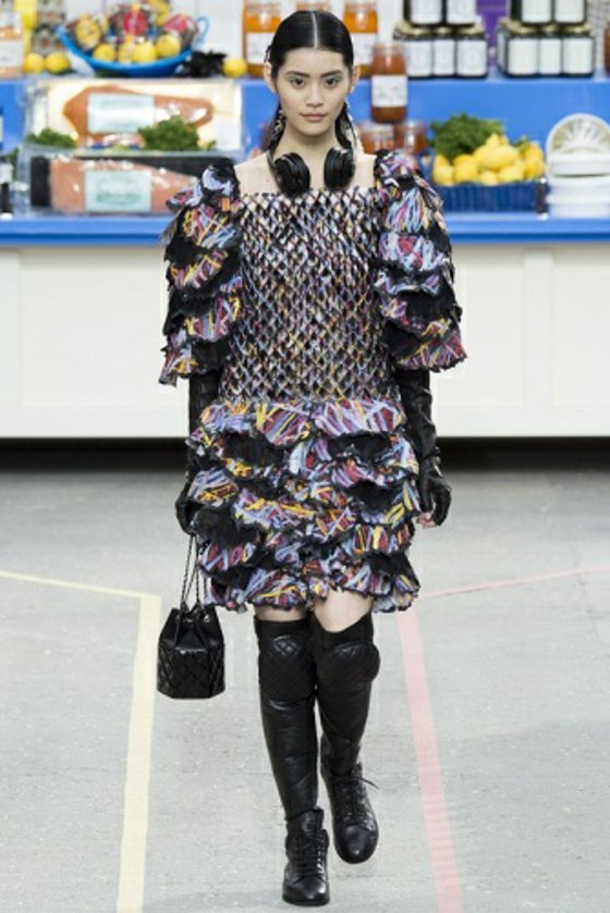 elegantné večerné šaty strednej dĺžky vyrobené z drapérie draped-elements-black-purple-tone-dress-with-black-boots