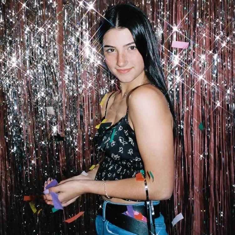 Influencer Charli D'Amelio nosí špagetový top a rifle