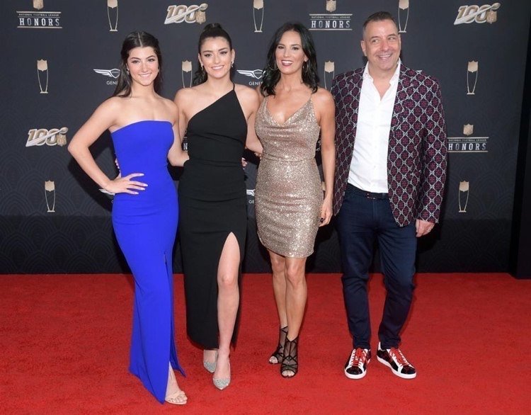 Charli D'Amelio a jej sestra a rodičia na akcii