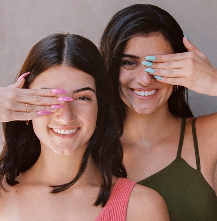 Vlastná rada lakov na nechty Charli D'Amelio v modrej a ružovej farbe