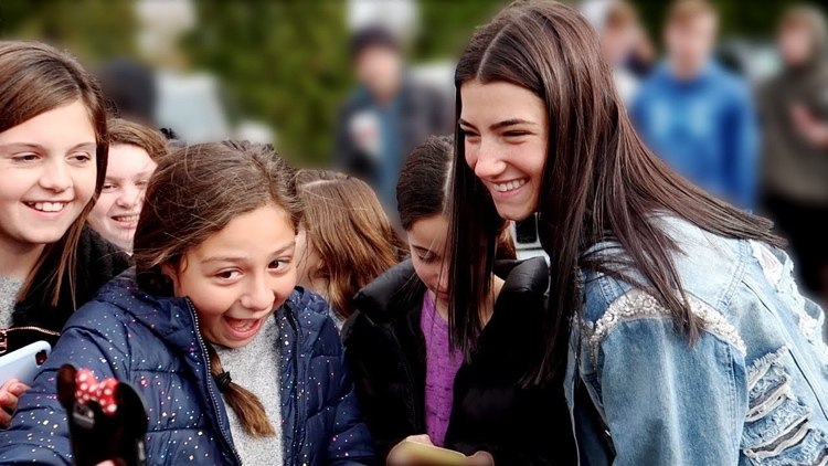 Charli D'Amelio a fanúšikovia sa spoločne fotografujú