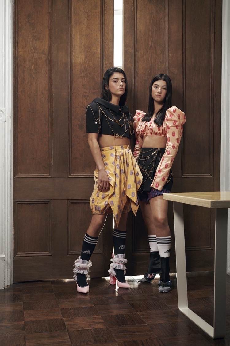 Charli D'Amelio a jej sestra Dixie pózujú pre časopisy v oblečení haute couture