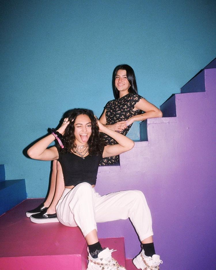 Charli D'Amelio s minišatami s kvetmi a čipkou