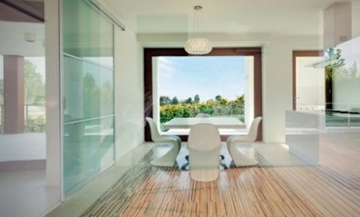 moderná minimalistická jedáleň minimalistický interiér - biele stoličky