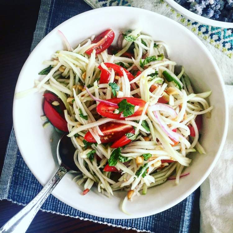 Recept na exotický chayote na šalát s paradajkami, koriandrom a limetkou