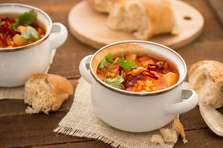 Chayote polievka s guajillo a paradajkou