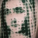 A fekete tetoválás # 240 a minta hűvös változata, amely jól használható feldolgozásra és fekete tetoválásként történő alkalmazásra az alkaron