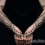 A fekete tetoválás # 763 a minta klassz változata, amely sikeresen használható az átalakításra és a fekete karzatra való felhelyezésre egy férfi karján