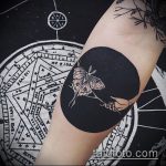 A fekete tetoválás # 953 a minta klassz változata, amely könnyen használható változtatásra és alkalmazásra fekete tetoválásként a vállán