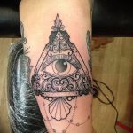 fekete tetoválás 691 -es szám - a rajz hűvös változata, amely sikeresen használható felülvizsgálatra és alkalmazásra fekete tetoválásként az egész karon