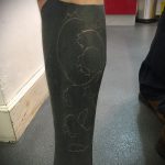 A fekete tetoválás # 765 a minta érdekes változata, amely sikeresen használható felülvizsgálatra és alkalmazásra fekete tetoválási díszként