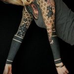 fekete tetoválás 341 -es szám - a minta egyedi változata, amely sikeresen használható a férfiak karján lévő fekete tetoválás feldolgozására és alkalmazására