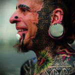 A 411 számú fekete tetoválás a minta klassz változata, amely sikeresen használható finomításra és alkalmazásra fekete tetoválásként a karon