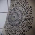 A fekete tetoválás # 968 a minta méltó változata, amely sikeresen használható egy lány átalakítására és alkalmazására, mint egy fekete tetoválás