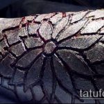 A 405 -ös számú fekete tetoválás a minta érdekes változata, amely sikeresen használható a férfiak karján lévő fekete tetoválás feldolgozására és alkalmazására.