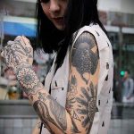 fekete 29 -es tetoválás a minta klassz változata, amely sikeresen használható átalakítására és fekete tetoválásként történő alkalmazására a karon