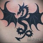 A fekete tetoválás # 777 a minta klassz változata, amely sikeresen használható változtatásra és alkalmazásra fekete anime tetoválásként