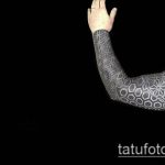 A fekete tetoválás # 825 a minta klassz változata, amely könnyen használható változtatásra és alkalmazásra fekete tetoválásként a vállán