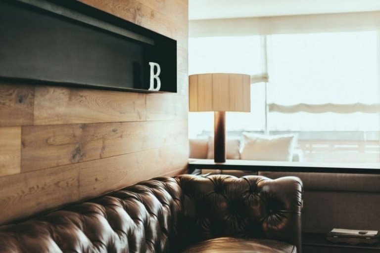 Pohovka Chesterfield -drevo-moderny-obklad na stenu-polica-okno-moderne-zariadenie