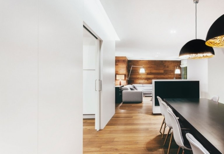 jedáleň-obývačka-drevená podlaha-jedálenský stôl-čierno-biele-steny