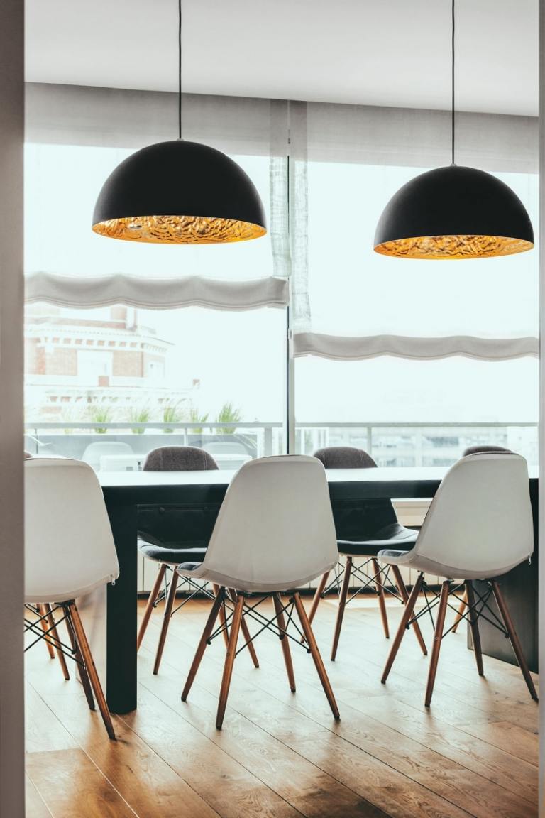 jedáleň-moderný-nábytok-čierna-biela-drevená stojanová lampa