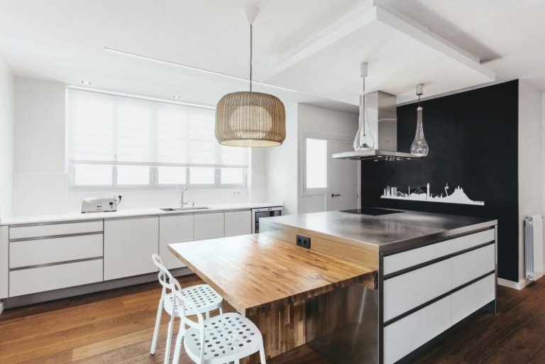 Podlaha-drevo-moderná-kuchyňa-nerez-biela-jedálenský stôl-masivholy