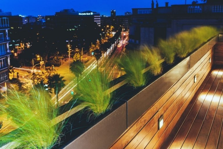 strecha-terasa-výhľad-mesto-ulica-doprava-drevo-moderné