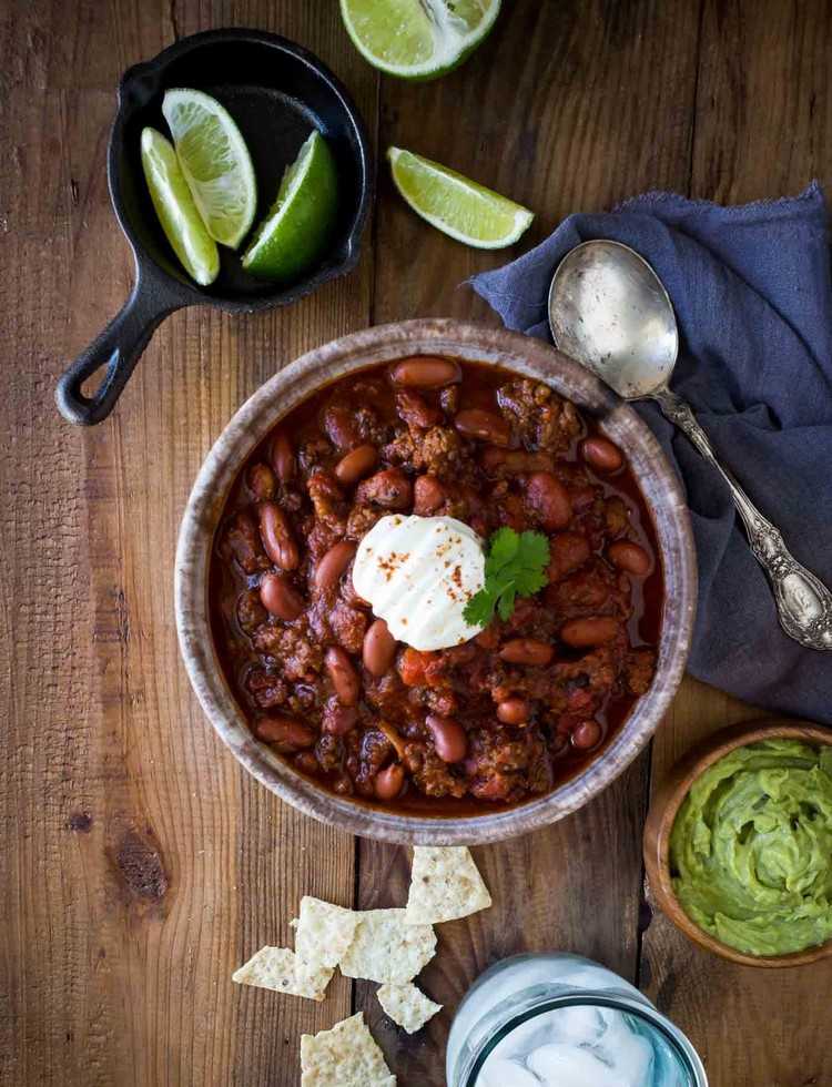 chilli fazuľa kyslá smotana koriander limetky