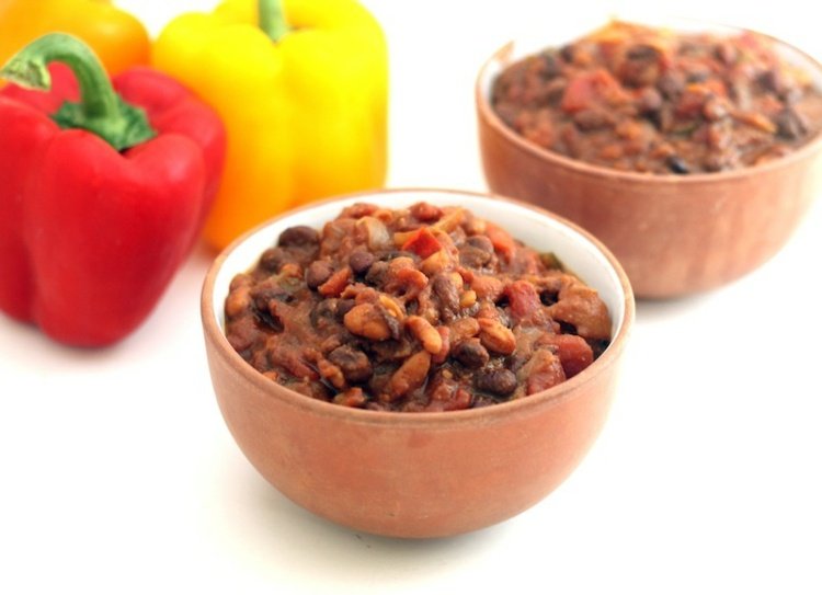 chili-con-carne-vegetariánske-chutné-jedlo-obed-jedlo