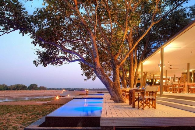 Zambian-desert-country-safari-camp-norman-carr-chinzombo-s-drevenou terasou