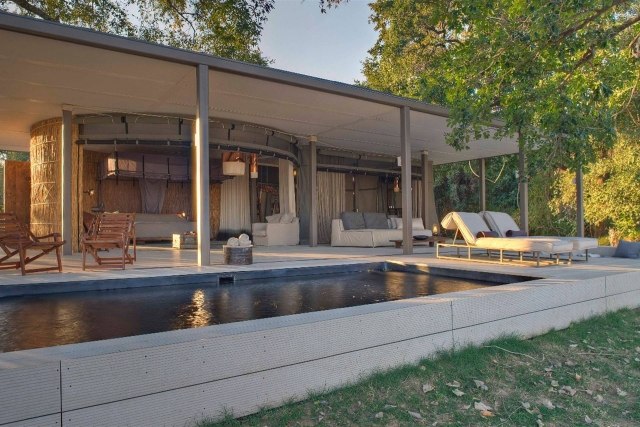 Safari-and-Bush-Camps-Norman-Carr-Safaris-Zambia-Pool-Deck-Lehátka