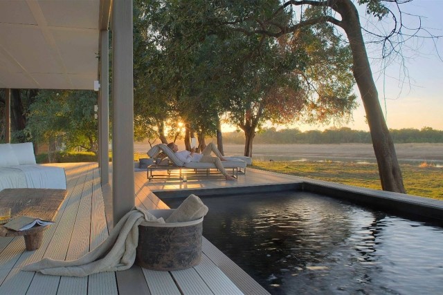 Luxury-Camp-Africa-Zambia-Safari-Relax-nábytok-na-terase-s-bazénom