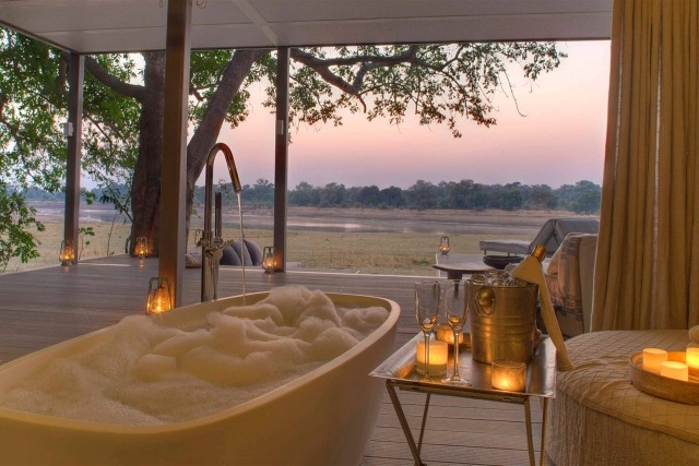 Luxusné-safari-tábor-kúpeľňa-vaňa-vonné sviečky-norman-carr-safari