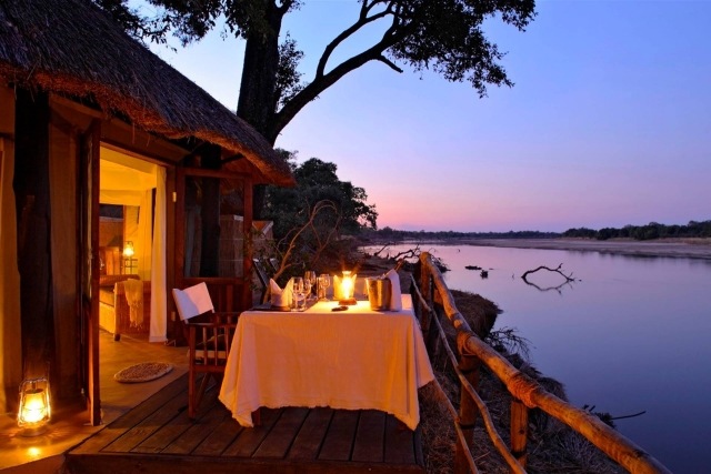 moderná-safari-lodge-mchenja-kemp-rustikálna-paluba-jedálenský stôl-vonku